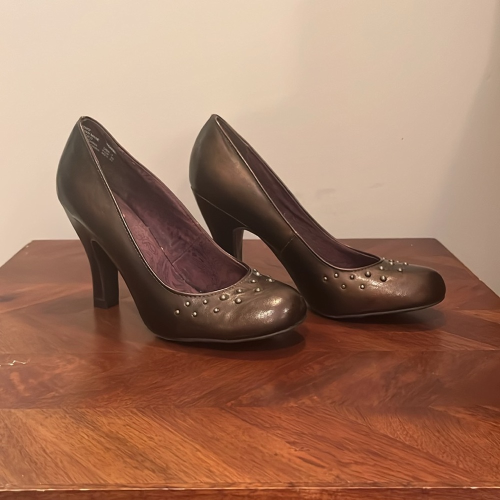 l.e.i. 4” brown bronze studded round toe heels size 7